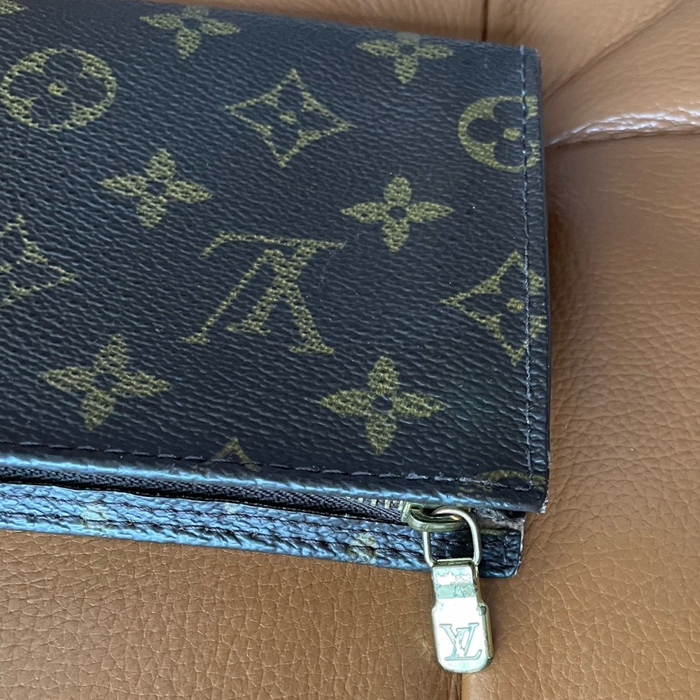 Authentic Louis Vuitton Toilette Pouch - Brown & Tan Traditional Monogram. - Picture 8 of 14
